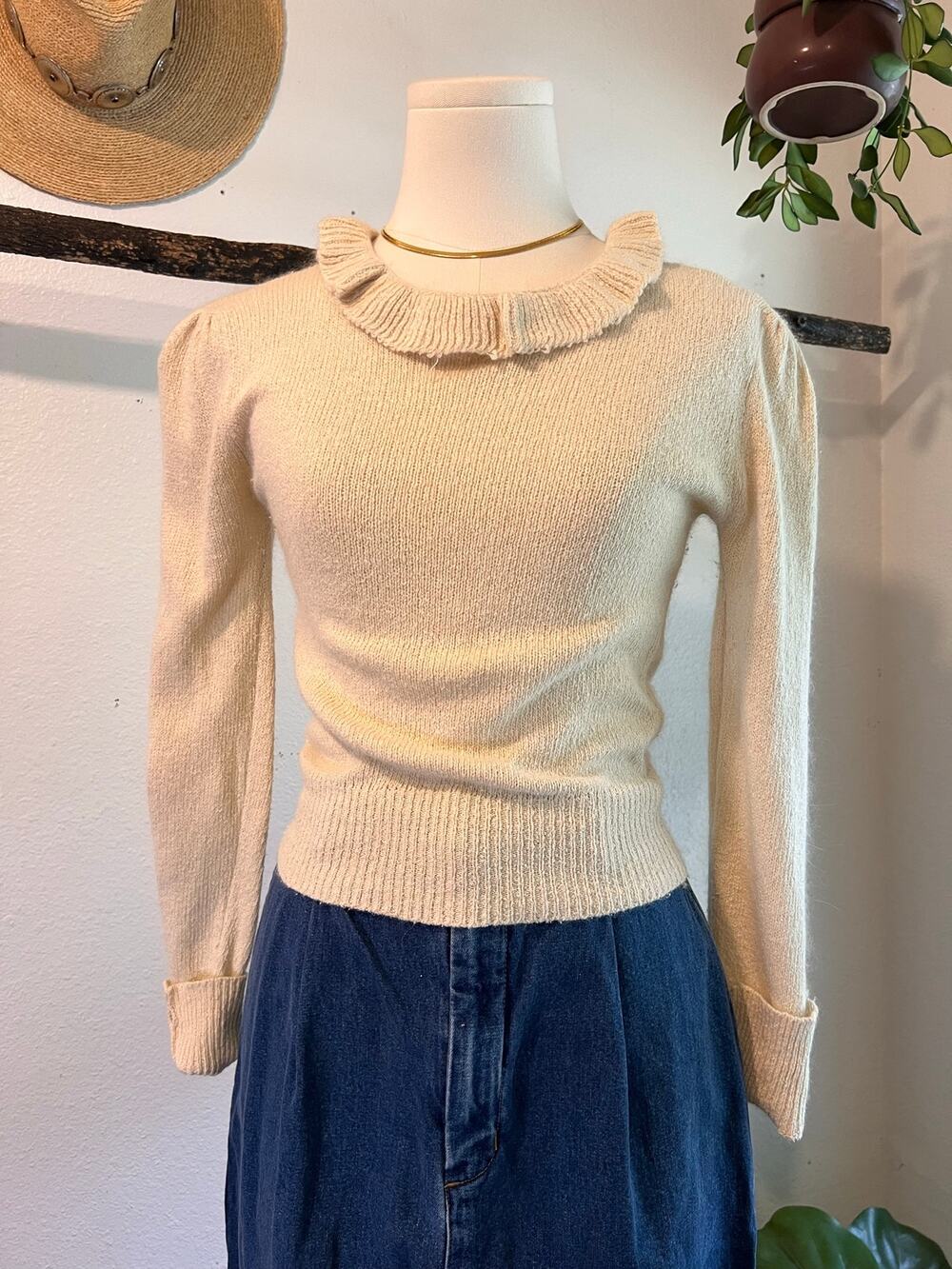 College Town Vintage 1970s Cream Silk Knit Ruffled Collar Sweater Size Small